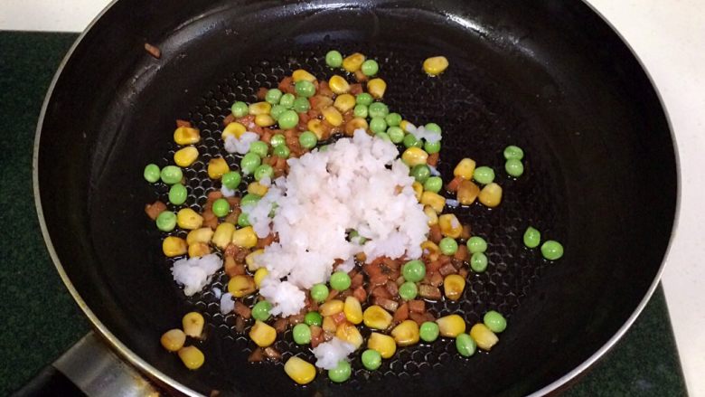 磷虾三鲜炒饭,然后倒入磷虾肉翻炒片刻。