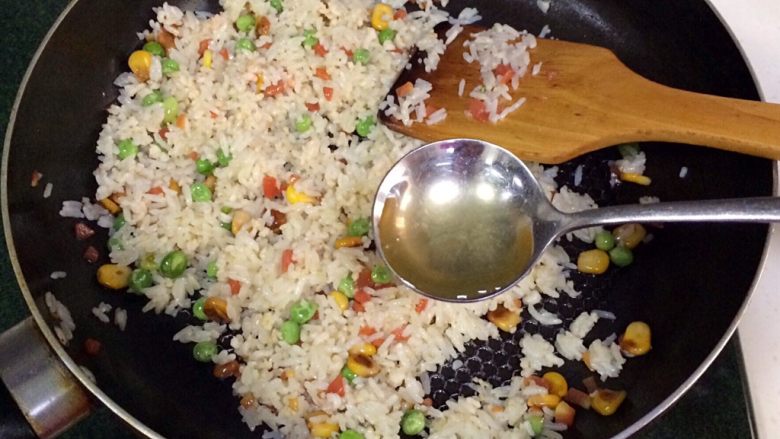 磷虾三鲜炒饭,加入1大匙<a style='color:red;display:inline-block;' href='/shicai/ 718'>料酒</a>。