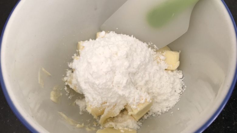 双色棋格小饼干~圣诞美食,软化后的黄油碗里加入糖粉