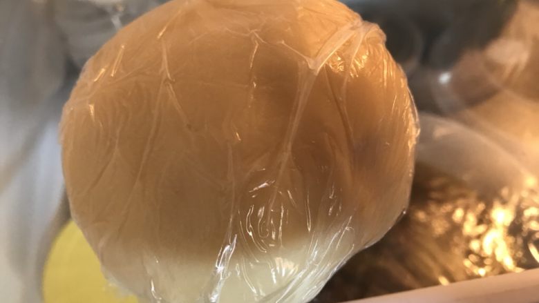 双色棋格小饼干~圣诞美食,包上保鲜膜放入冰箱冷藏半小时
冬天气温够低可以免冷藏