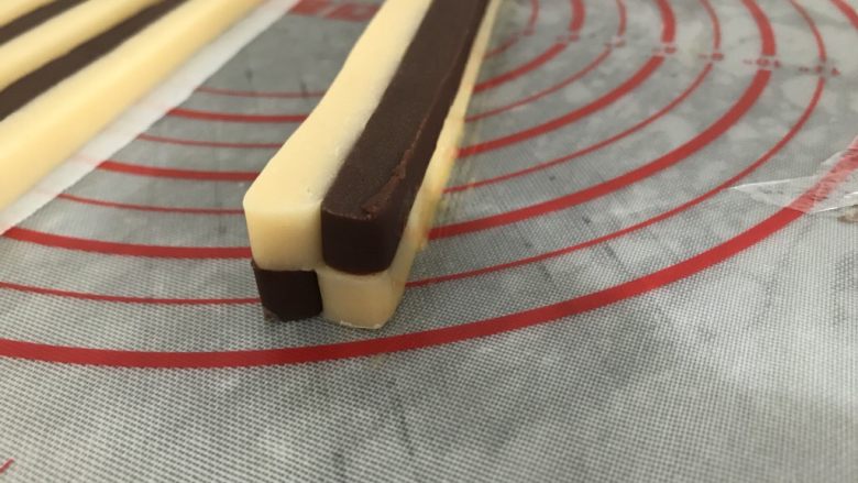 双色棋格小饼干~圣诞美食,把另一条贴上去,注意颜色交错粘合哟
