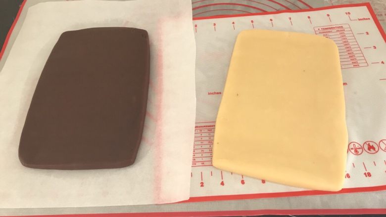 双色棋格小饼干~圣诞美食,冷藏过后分别擀成同样大小的饼,我这差不多是20x13cm