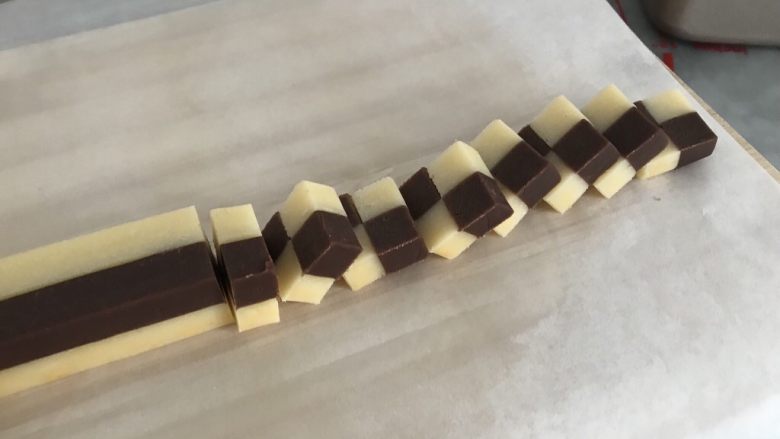 双色棋格小饼干~圣诞美食,这时,预热烤箱180度上下火5-8分钟
定型后,拿出来切片