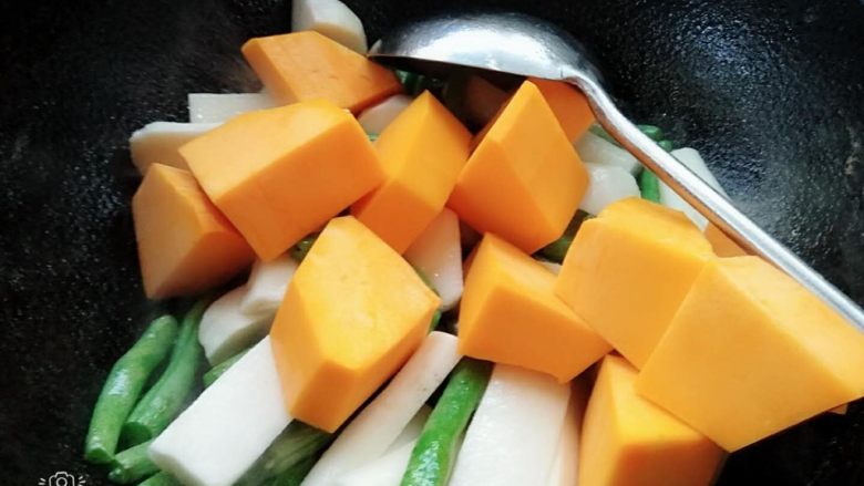 乡味+东北什锦压锅菜,下山药,南瓜翻炒