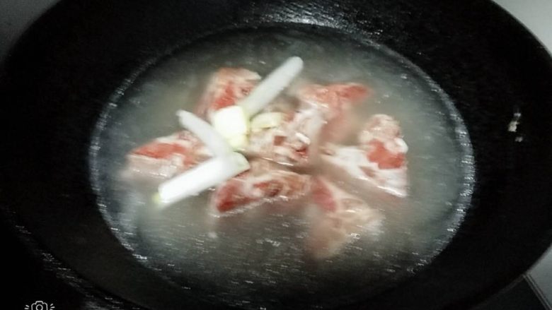乡味+东北什锦压锅菜,凉水下锅放葱姜,<a style='color:red;display:inline-block;' href='/shicai/ 718'>料酒</a>,焯水后备用