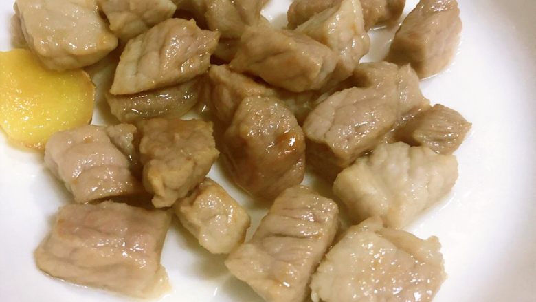 土豆烧肉,热锅,放入肉块炒熟。