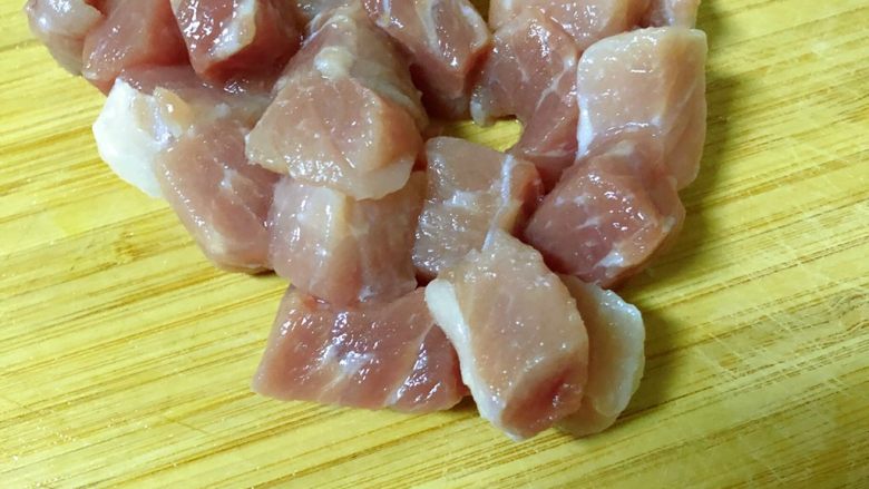 土豆烧肉,肉切块,大小适中。