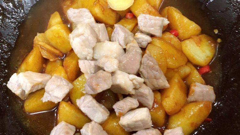 土豆烧肉,放肉块,翻炒几下。