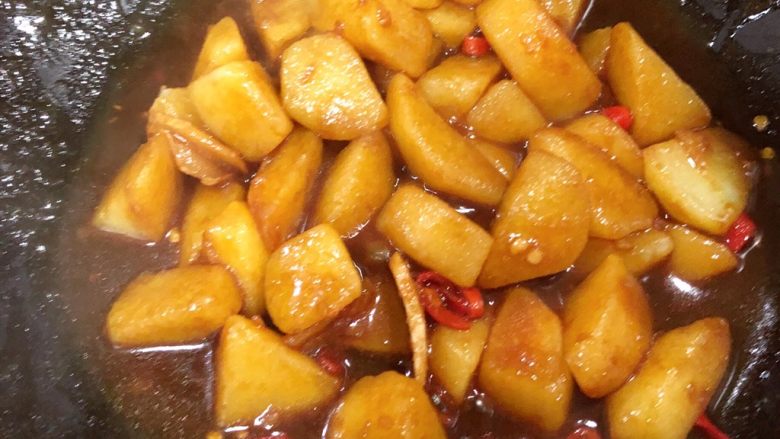 土豆烧肉,水烧干后,倒适量美味鲜酱油、翻炒几下。