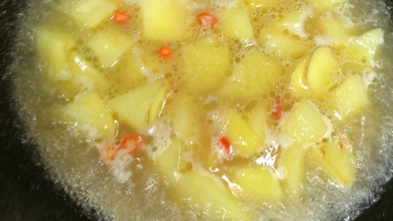 土豆烧肉,加水,水量没过土豆。