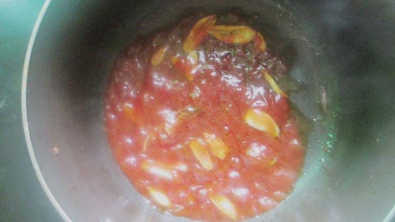 茄汁鸡片,拌匀后倒入一点水淀粉,煮沸