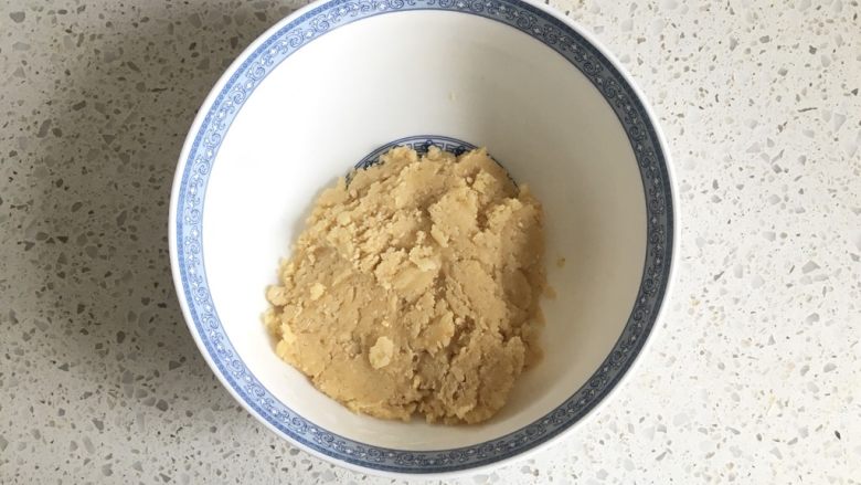 花生小小酥,用刮刀翻拌均匀至无面粉颗粒,成团即可