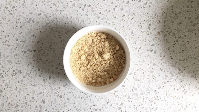 花生小小酥,烤好的花生仁放凉后,用料理机打成粗粒