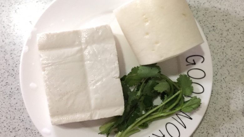 清淡 萝卜丝肉圆豆腐汤,准备萝卜 <a style='color:red;display:inline-block;' href='/shicai/ 465'>豆腐</a> <a style='color:red;display:inline-block;' href='/shicai/ 131'>香菜</a>