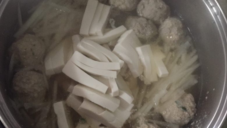 清淡 萝卜丝肉圆豆腐汤,再放豆腐煮开，稍煮两分钟