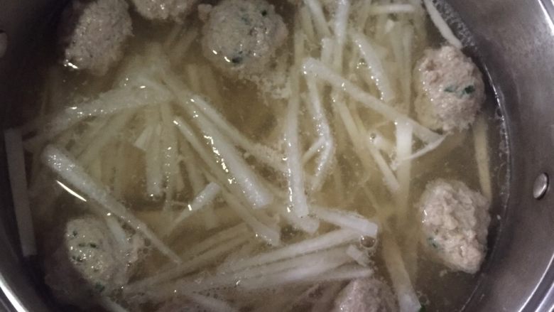 清淡 萝卜丝肉圆豆腐汤,放萝卜丝，煮开