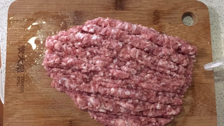 清淡 萝卜丝肉圆豆腐汤,<a style='color:red;display:inline-block;' href='/shicai/ 414'>猪肉</a>剁碎