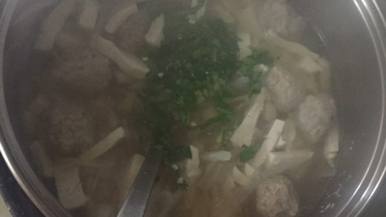 清淡 萝卜丝肉圆豆腐汤,最后撒上香菜，调味即可