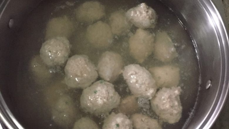 清淡 萝卜丝肉圆豆腐汤,下肉圆，转大火