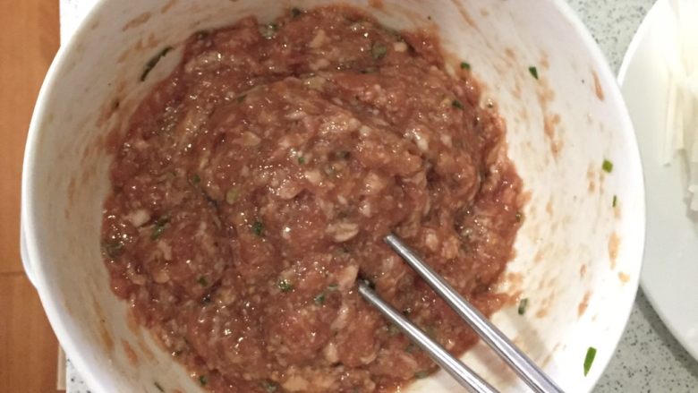 清淡 萝卜丝肉圆豆腐汤,拌匀待用