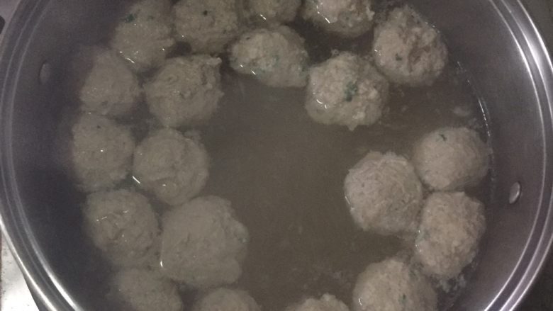 清淡 萝卜丝肉圆豆腐汤,待肉圆全部飘起