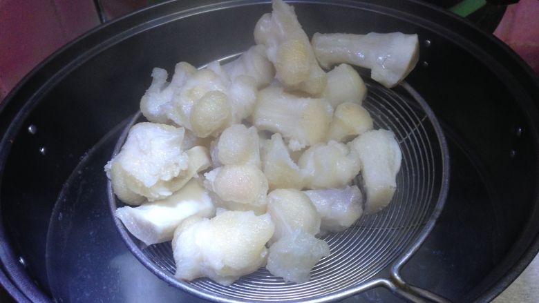 酱烧牛蹄筋,锅内加水烧开,倒入牛蹄筋加<a style='color:red;display:inline-block;' href='/shicai/ 900'>白酒</a>焯至开锅捞出备用(焯水的同时,高压锅加入适量水烧开)