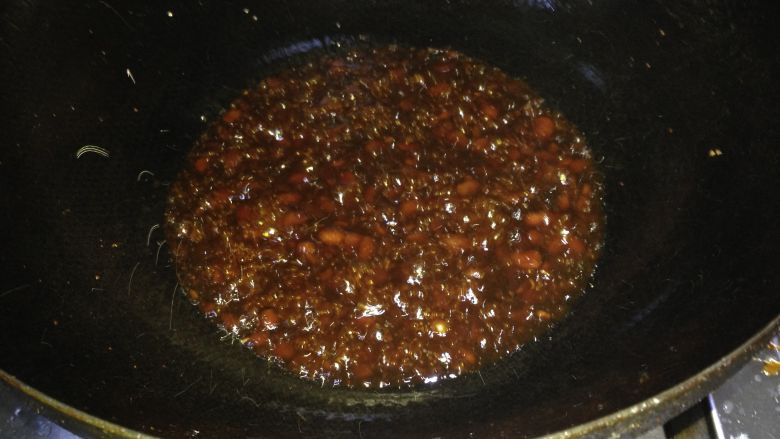 酱烧牛蹄筋,炒到糖溶化,酱色变成棕红色