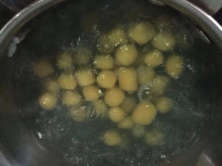 双色芋圆木瓜西米露,锅里水烧开,先放红薯的煮,因为紫薯会掉色,染热就不好看了,锅开后,放一次凉水再煮开飘起捞出