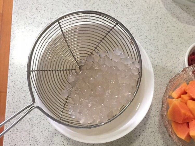 双色芋圆木瓜西米露,焖至无白心时 捞出放冷水中浸泡,这样口感比较Q弹