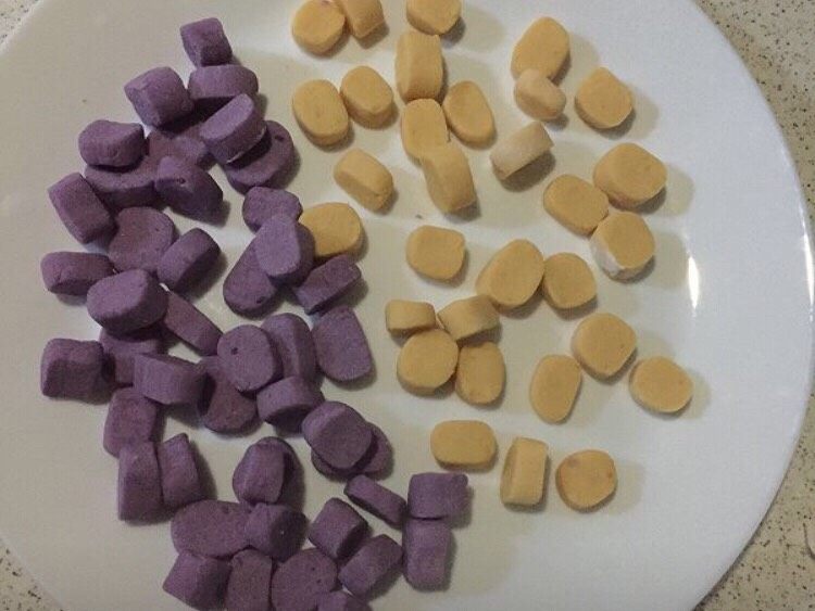 双色芋圆木瓜西米露,切成大拇指甲大小
芋圆可一次多做点,放冰箱冷冻,下次吃的时候直接拿出来煮就可以了
