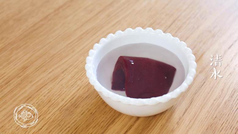 7m+猪肝青菜粥(宝宝辅食),<a style='color:red;display:inline-block;' href='/shicai/ 419'>猪肝</a>放入碗中,加清水没过就可以~