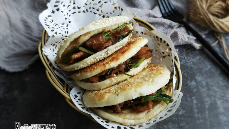烧饼夹烤肉,把烧饼中间切一刀,把烤肉夹进去,便可以吃了,很香哦