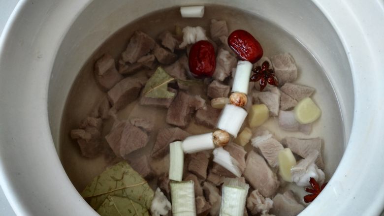 冬季养生暖身汤 羊肉萝卜汤,水末过肉便可以,大火烧开然后小火炖半个小时
