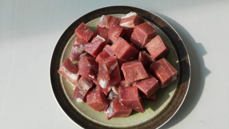 冬季养生暖身汤 羊肉萝卜汤,羊肉切块,过水洗一下
