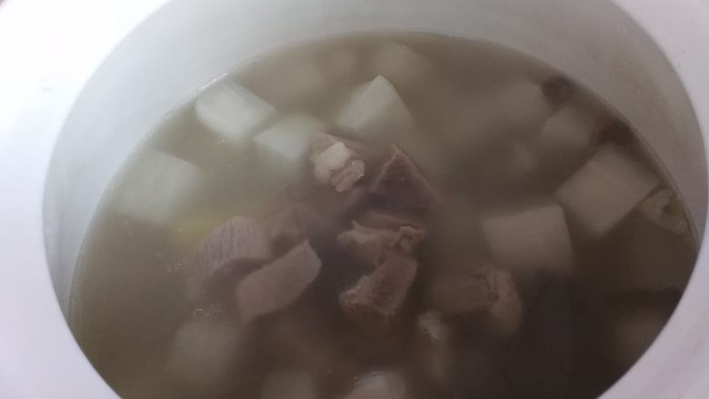 冬季养生暖身汤 羊肉萝卜汤,大概煲一个半小时便可以了
