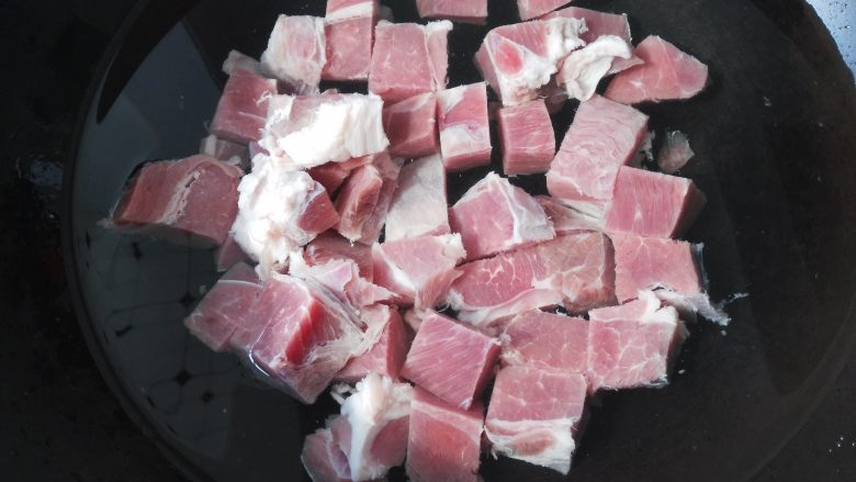 冬季养生暖身汤 羊肉萝卜汤, 羊肉先用水焯一下,去除血水
