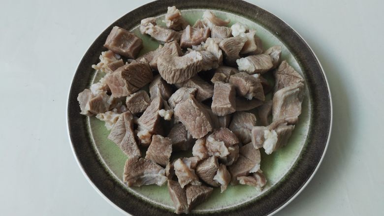 冬季养生暖身汤 羊肉萝卜汤,焯好的羊肉捞出备用