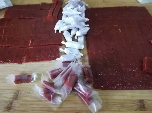 宝宝版低糖山楂片,将山楂切方便婴幼儿抓握的小条,用一层糯米纸一层油纸包起来,放入冷藏室,随吃随取,方便卫生,冰箱冷藏室可保存7天左右。