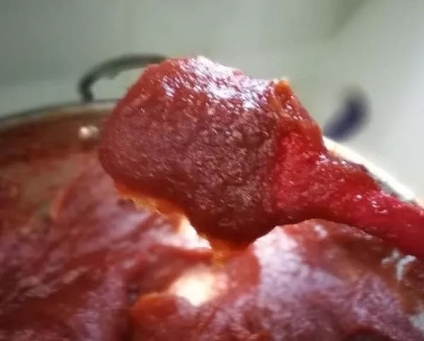 宝宝版低糖山楂片,将过好筛的山楂酱放入不粘炒锅中,加入<a style='color:red;display:inline-block;' href='/shicai/ 10588'>糖</a>,炒到硅胶刮刀提起不掉落的程度
>>炒制过程中要用中小火不断画圈搅拌,电磁炉的火力是1000,煤气的话用中火偏小,大火溅起来的果酱会非常非常烫手,注意不要让小朋友在旁边玩耍