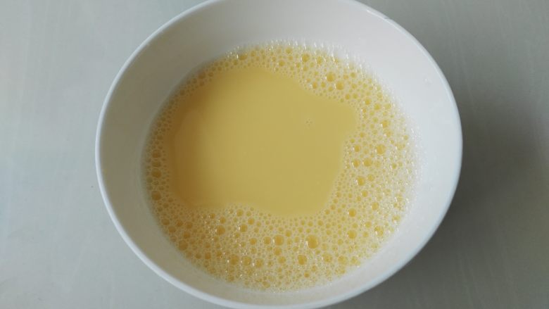 肉末蛋羹,加入温开水,鸡蛋和水的比例是1:1.5