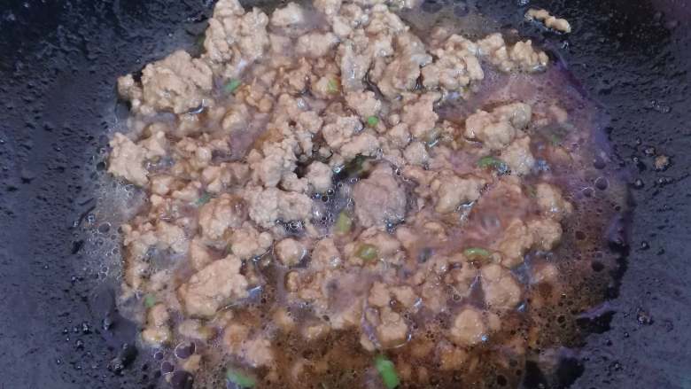 肉末蛋羹,加入一点清水,稍微煮一下,把肉末煮熟,这样也有一些汤汁,一会浇到鸡蛋羹上