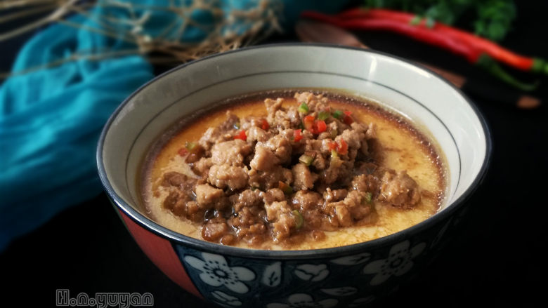 肉末蛋羹,把炒好的肉末到在蛋羹上,便可以吃了