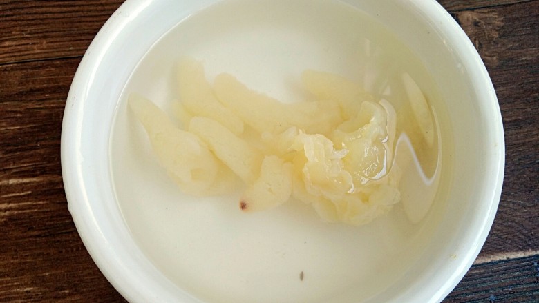 老醋蛰头,刚买回来的海蛰要放清水中泡几个小时,去除咸味,中途最好换水2到3次,我泡了一夜