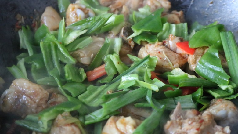 吃鸡≈大排档炒鸡≈,这时候你就可以边喝啤酒边把青椒,红椒,蒜苗倒进去,随便翻炒,炒到断生就可以了