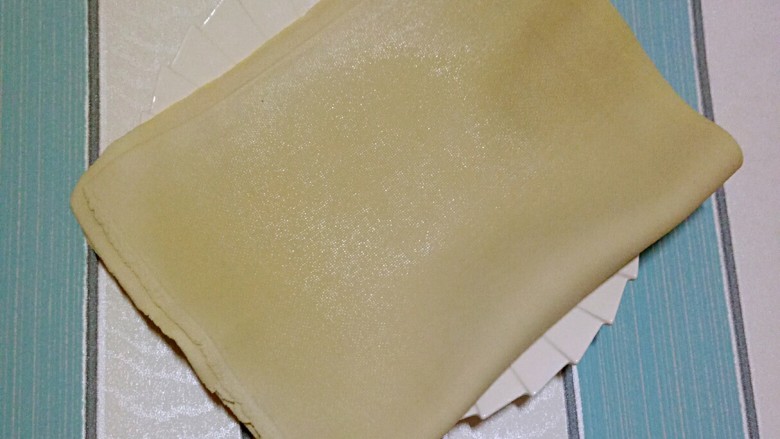 色香味俱全的豆腐皮卷煎,做法儿超级简单,营养又美味!,2张<a style='color:red;display:inline-block;' href='/shicai/ 4199'>豆腐皮</a>洗净备用
