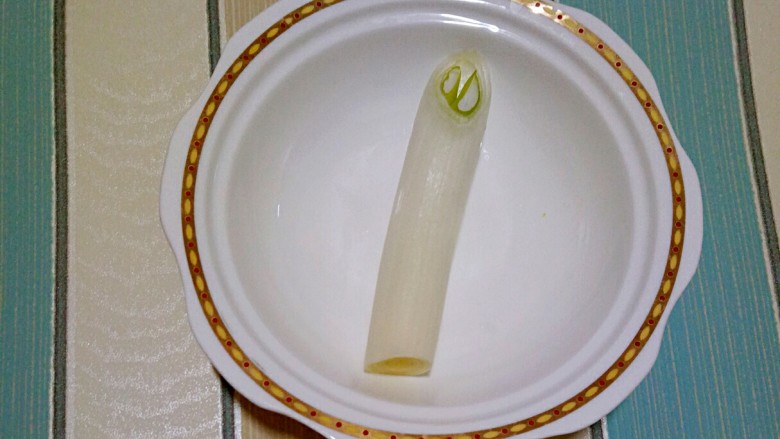 色香味俱全的豆腐皮卷煎,做法儿超级简单,营养又美味!,<a style='color:red;display:inline-block;' href='/shicai/ 3250'>葱</a>切下来1小段备用
