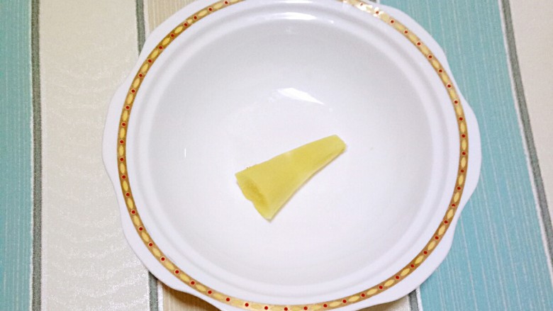 色香味俱全的豆腐皮卷煎,做法儿超级简单,营养又美味!,<a style='color:red;display:inline-block;' href='/shicai/ 37'>姜</a>去皮洗净,切1小块备用
