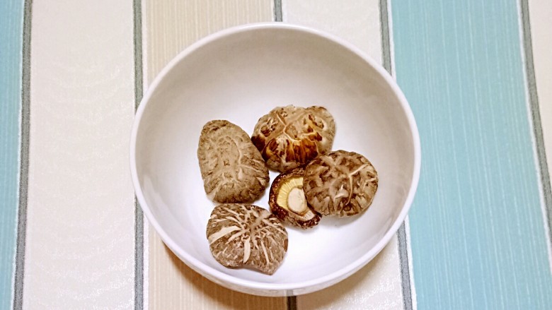 色香味俱全的豆腐皮卷煎,做法儿超级简单,营养又美味!,干香菇取5个备用
