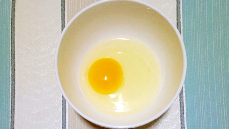 色香味俱全的豆腐皮卷煎,做法儿超级简单,营养又美味!,1个<a style='color:red;display:inline-block;' href='/shicai/ 9'>鸡蛋</a>磕入碗中备用