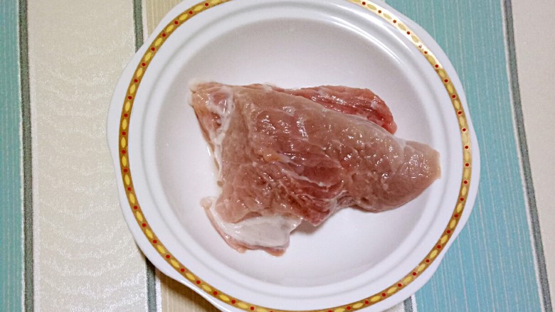 色香味俱全的豆腐皮卷煎,做法儿超级简单,营养又美味!,<a style='color:red;display:inline-block;' href='/shicai/ 34494'>猪瘦肉</a>洗净备用